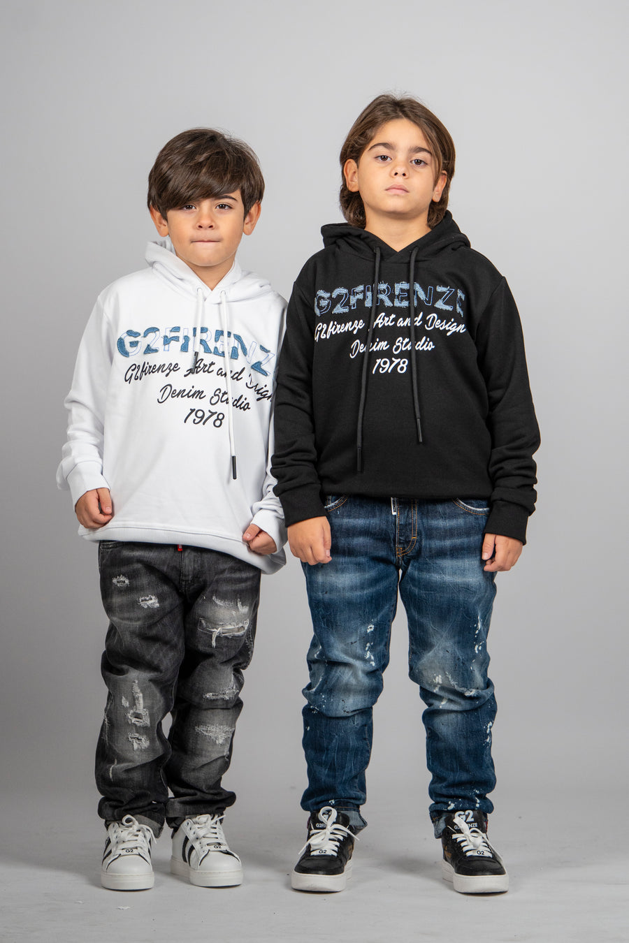 FELPA CON CAPPUCCIO -   RICAMO DENIM