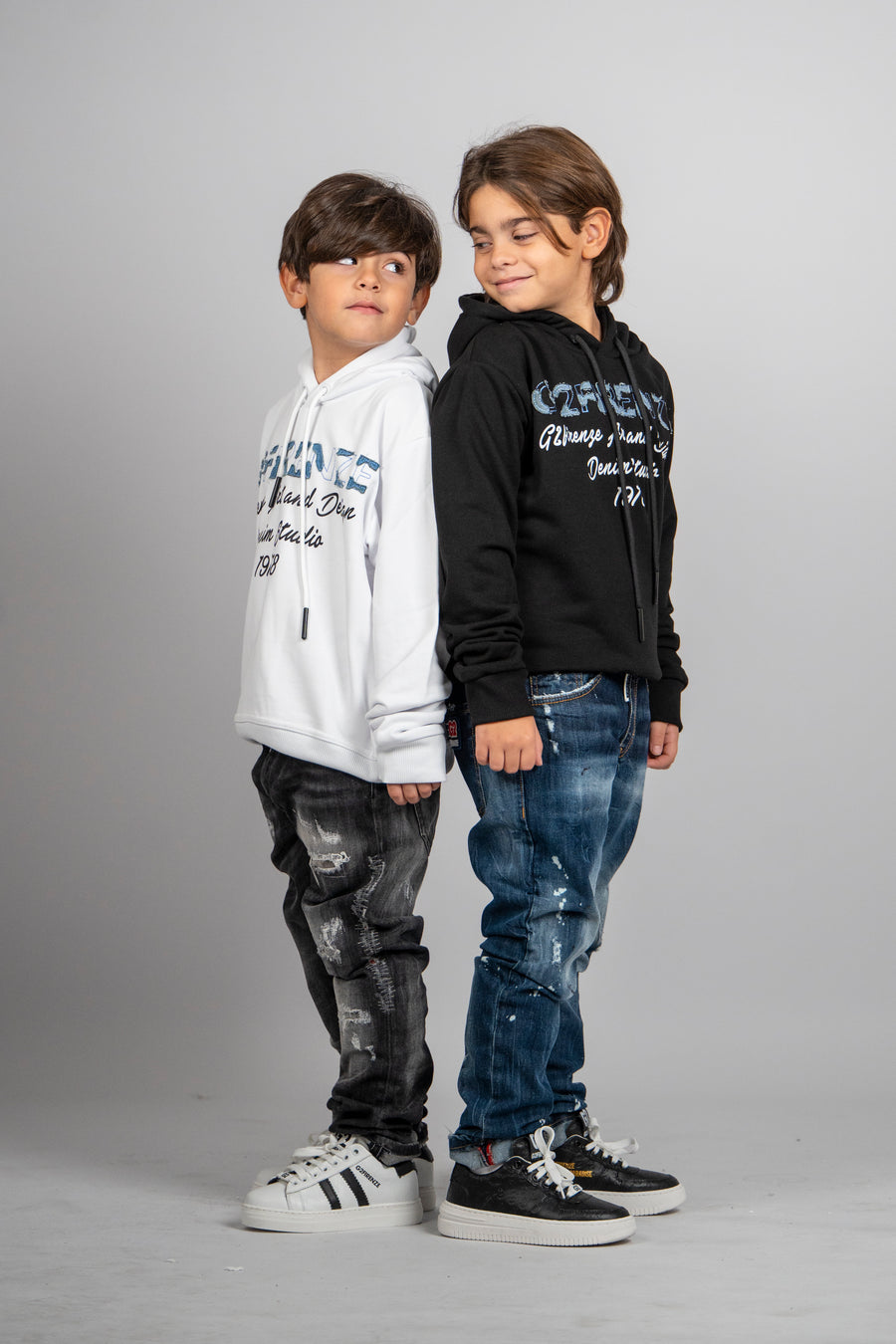 FELPA CON CAPPUCCIO -   RICAMO DENIM